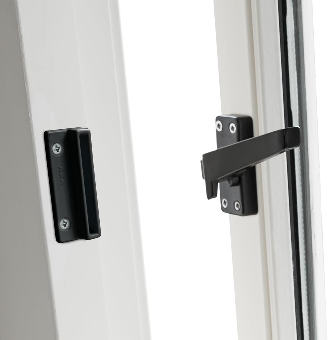 Axa Raamsluiting (Model 3308) Zwart Geslepen: Afsluitbaar Met Drukknop, Rechts Naar Buiten Draaiend.