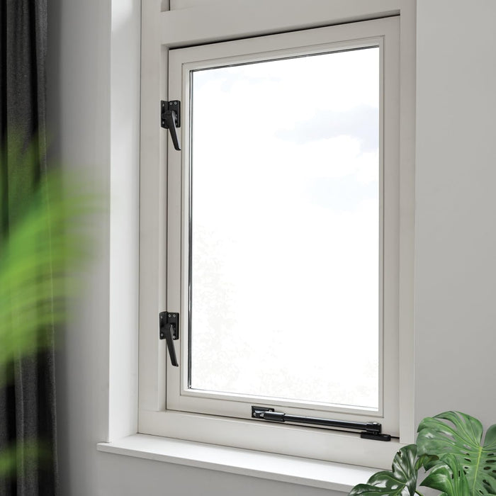 Axa Raamsluiting (Model 3308) Zwart Geslepen: Afsluitbaar Met Drukknop, Rechts Naar Buiten Draaiend.