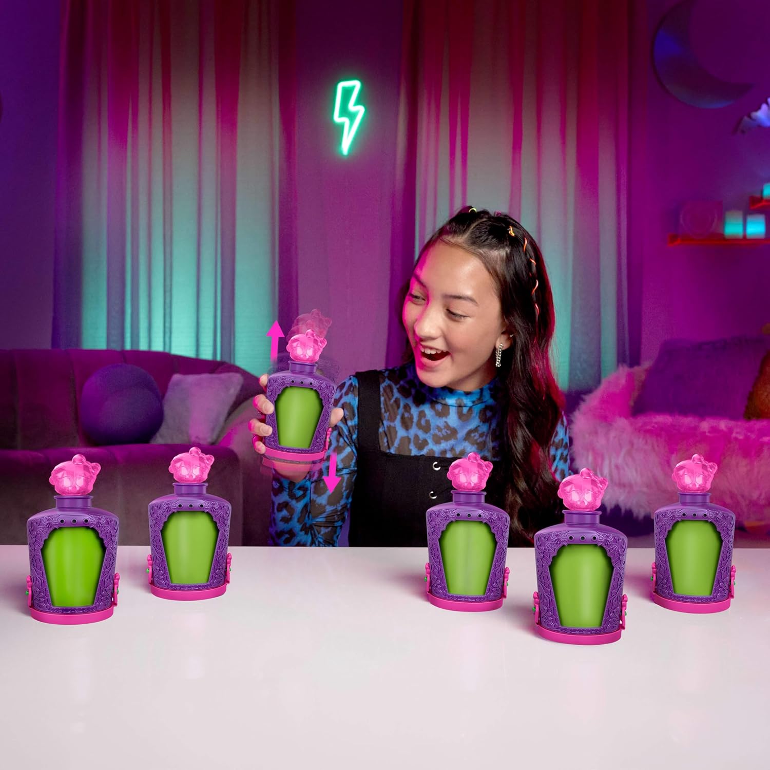 Monster High Toverdranken Minipoppen en Accessoires, Figuren van ongeveer 5 cm lang als verrassing, in fles om neer te zetten met wateronthulling en bedeltjes (personages kunnen variëren), HYB10