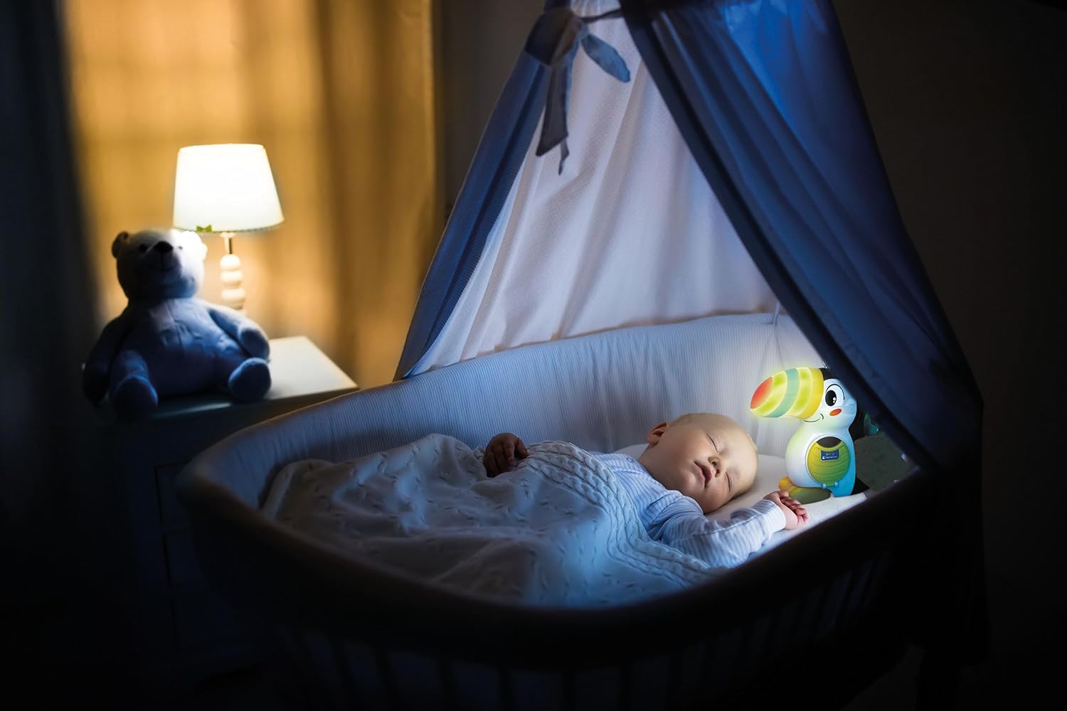 Clementoni Baby Giuliano Il Tucano, Centro attività Prima Infanzia per Bambini 12+ Mesi, 2 modalità di Gioco per Imparare Parole e Colori, con 7 Gettoni Frutta, Luce Notturna, Lingua Italiana, 17956