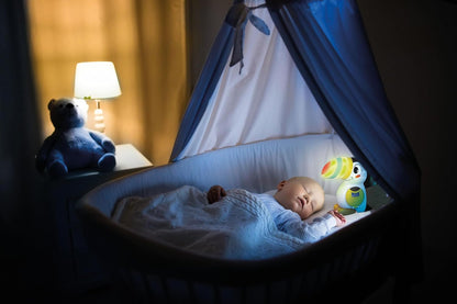 Clementoni Baby Giuliano Il Tucano, Centro attività Prima Infanzia per Bambini 12+ Mesi, 2 modalità di Gioco per Imparare Parole e Colori, con 7 Gettoni Frutta, Luce Notturna, Lingua Italiana, 17956