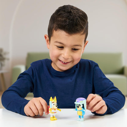 Bluey Figuur 2-Pack - Sprookjespakket, 6,35 cm figuren van chili in haar She-Ra-kostuum en bandiet met zijn hoed, recreëren favoriete momenten uit de aflevering - sprookje