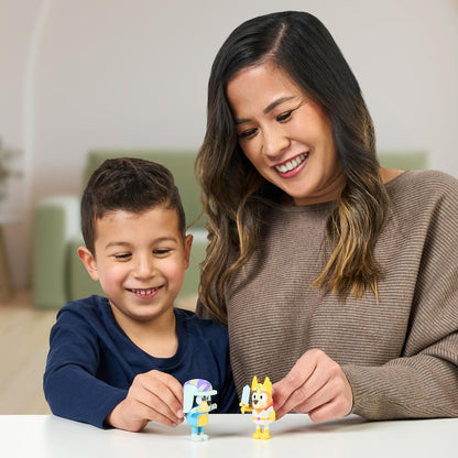Bluey Figuur 2-Pack - Sprookjespakket, 6,35 cm figuren van chili in haar She-Ra-kostuum en bandiet met zijn hoed, recreëren favoriete momenten uit de aflevering - sprookje