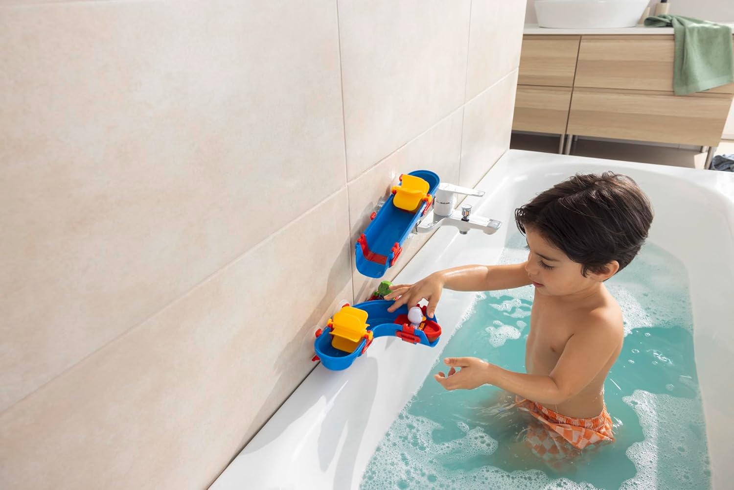 AquaPlay Sploshy Cascade badspeelgoed, waterspeelgoed voor kinderen vanaf 1,5 jaar, speelgoedwaterbaan met glijbaan en boot, inclusief zuignappen voor badkuip enz.