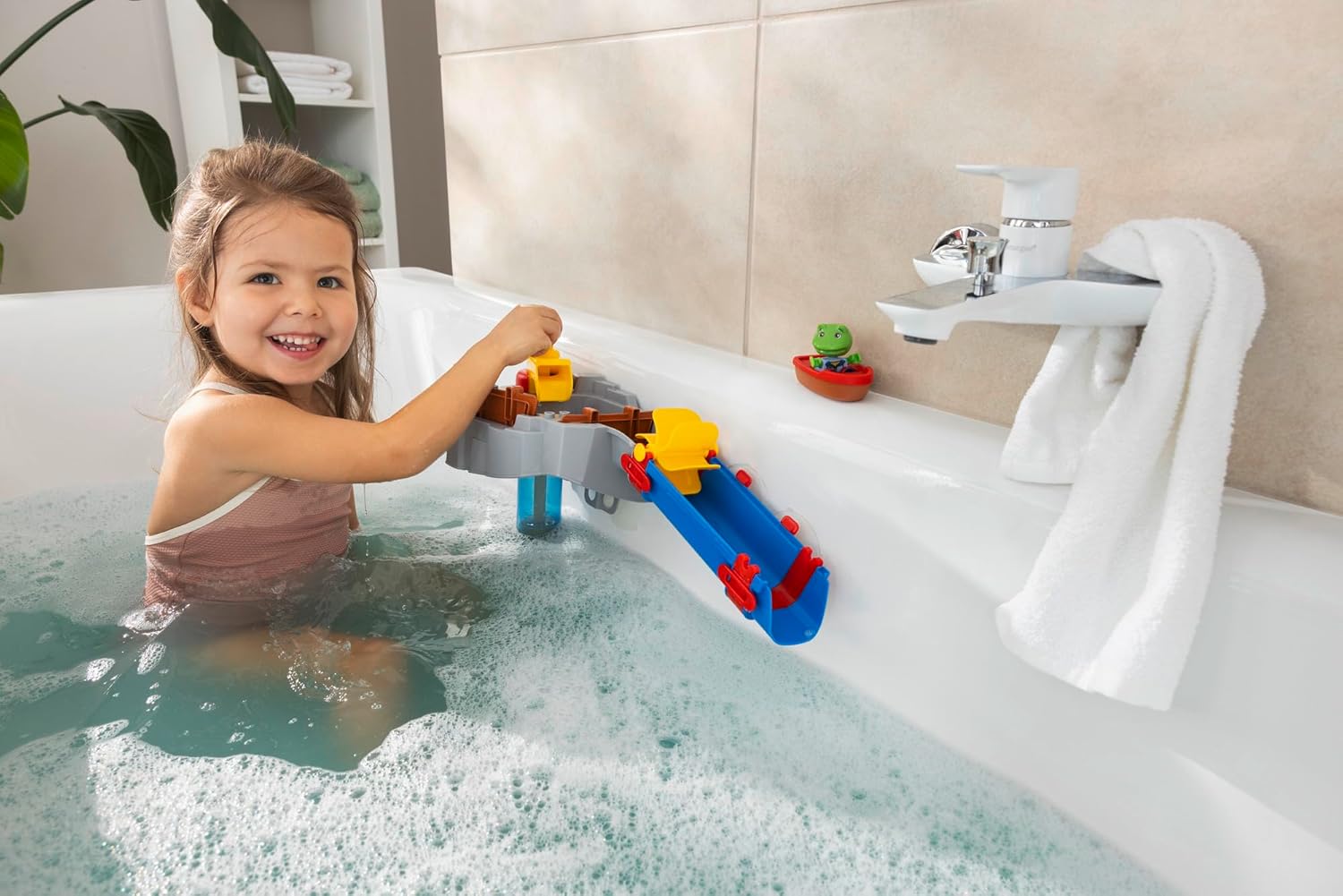AquaPlay Sploshy Mountain badspeelgoed, waterspeelgoed voor kinderen vanaf 1,5 jaar, speelgoedwaterbaan met pomp, reservoir en boot inclusief zuignappen voor badkuip enz.