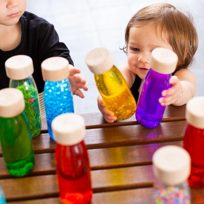 Petit Boum - Bottiglia Sensoriale Float di Colore Verde | Un Microcosmo in ogni Bottiglia | Scopri, Ascolta ed Impara | Stimolazione Sensoriale | Bottiglie Sensoriali per Bambini
