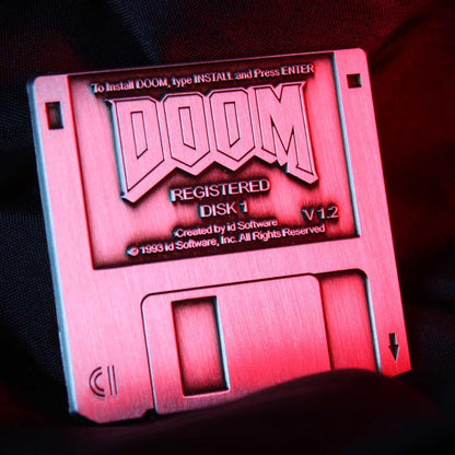 DOOM Floppy Disk Limited Edition Pin Badge, 45 x 45mm, Metall Gummi