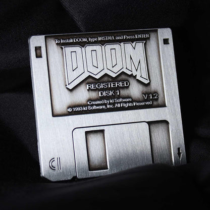 DOOM Floppy Disk Limited Edition Pin Badge, 45 x 45mm, Metall Gummi