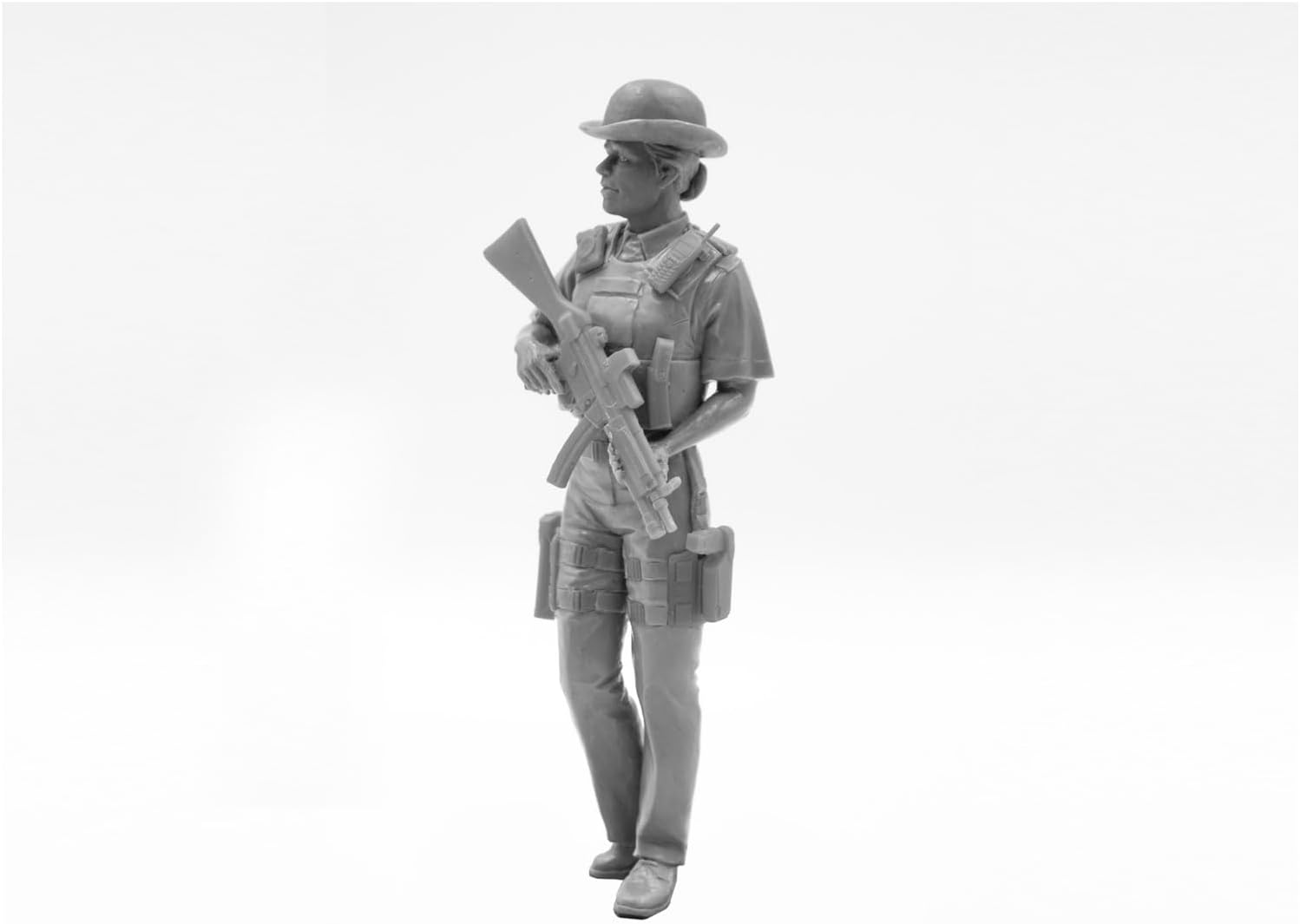 ICM 1:16 - British Police Female Officer