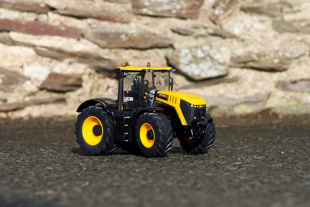 Britains Juguete de Tractor Fastrac JCB 8330 1:32, Tractor de Juguete de Granja Coleccionable Compatible con Todos los Juguetes de Granja a Escala 1:32, Adecuado para coleccionistas y niños a Partir