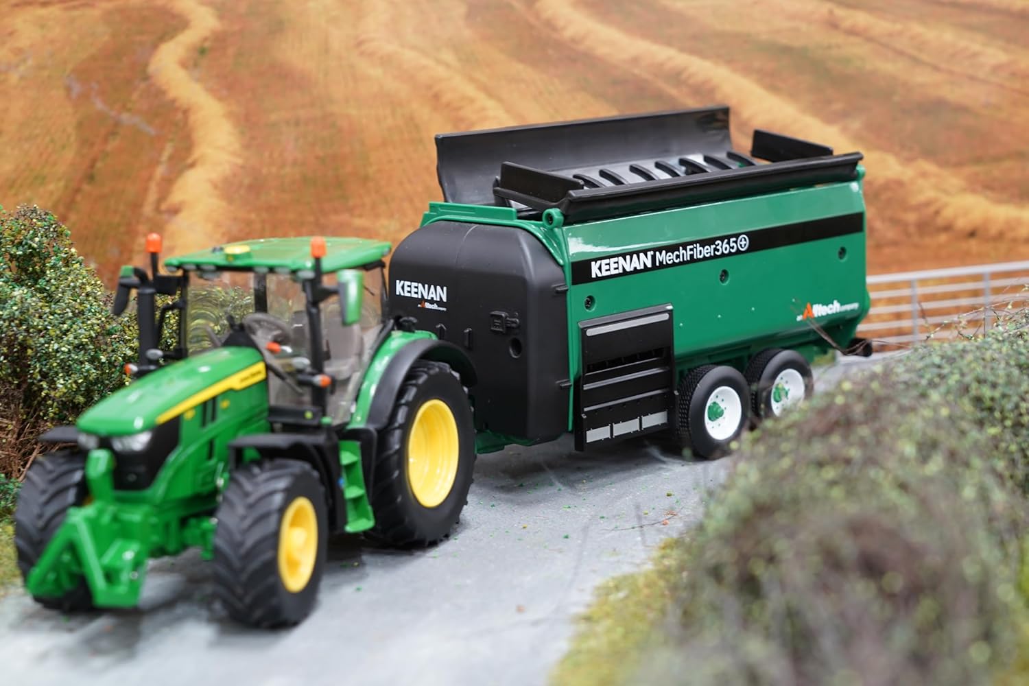 Britains KEENAN MechFiber365+ Diet Feeder Wagon | 1:32 Scale Diecast Metal and Plastic Tractor Toy | Child's Farm Toys for Indoors and Outdoors | Tractor Toys for 3+ Year Old Boys and Girls