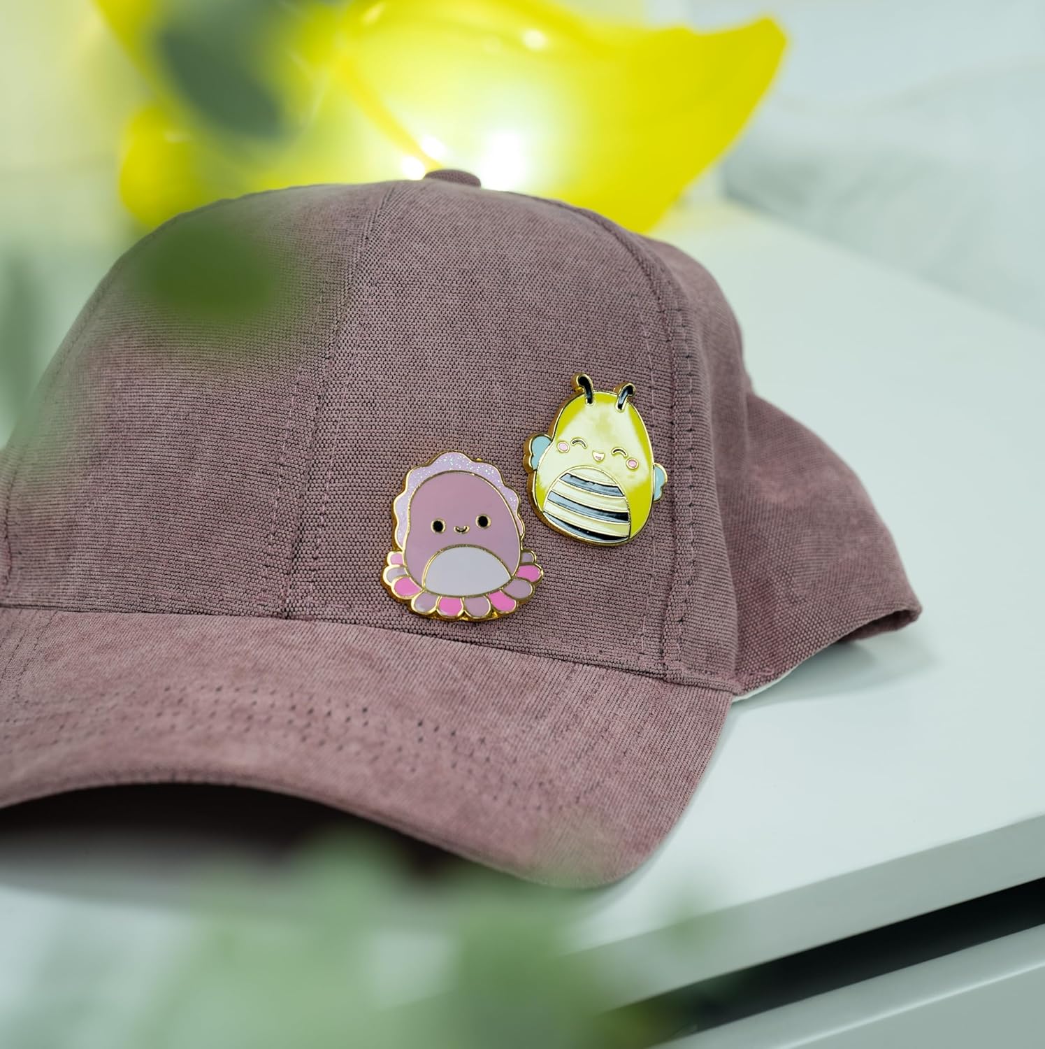 Fizz Creations Squishmallows Sunny & Auggie Metal & Enamel Pin Badges Set van twee pinnen. Sunny the Bee en Auggie de Inktvis. Officieel gelicenseerd., Eén maat, Emaille
