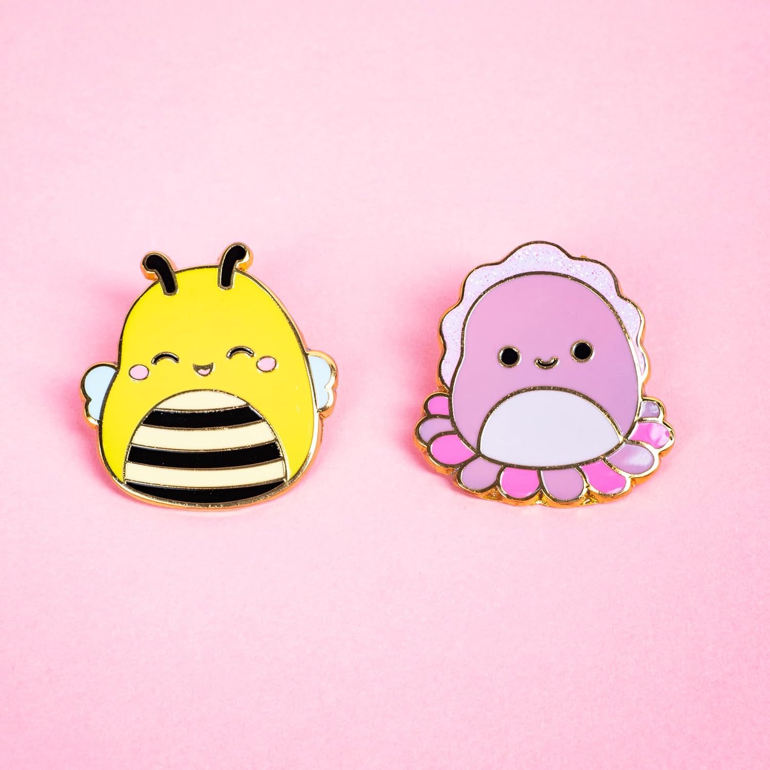 Fizz Creations Squishmallows Sunny & Auggie Metal & Enamel Pin Badges Set van twee pinnen. Sunny the Bee en Auggie de Inktvis. Officieel gelicenseerd., Eén maat, Emaille