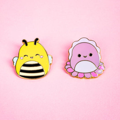 Fizz Creations Squishmallows Sunny & Auggie Metal & Enamel Pin Badges Set van twee pinnen. Sunny the Bee en Auggie de Inktvis. Officieel gelicenseerd., Eén maat, Emaille