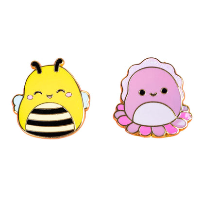 Fizz Creations Squishmallows Sunny & Auggie Metal & Enamel Pin Badges Set van twee pinnen. Sunny the Bee en Auggie de Inktvis. Officieel gelicenseerd., Eén maat, Emaille