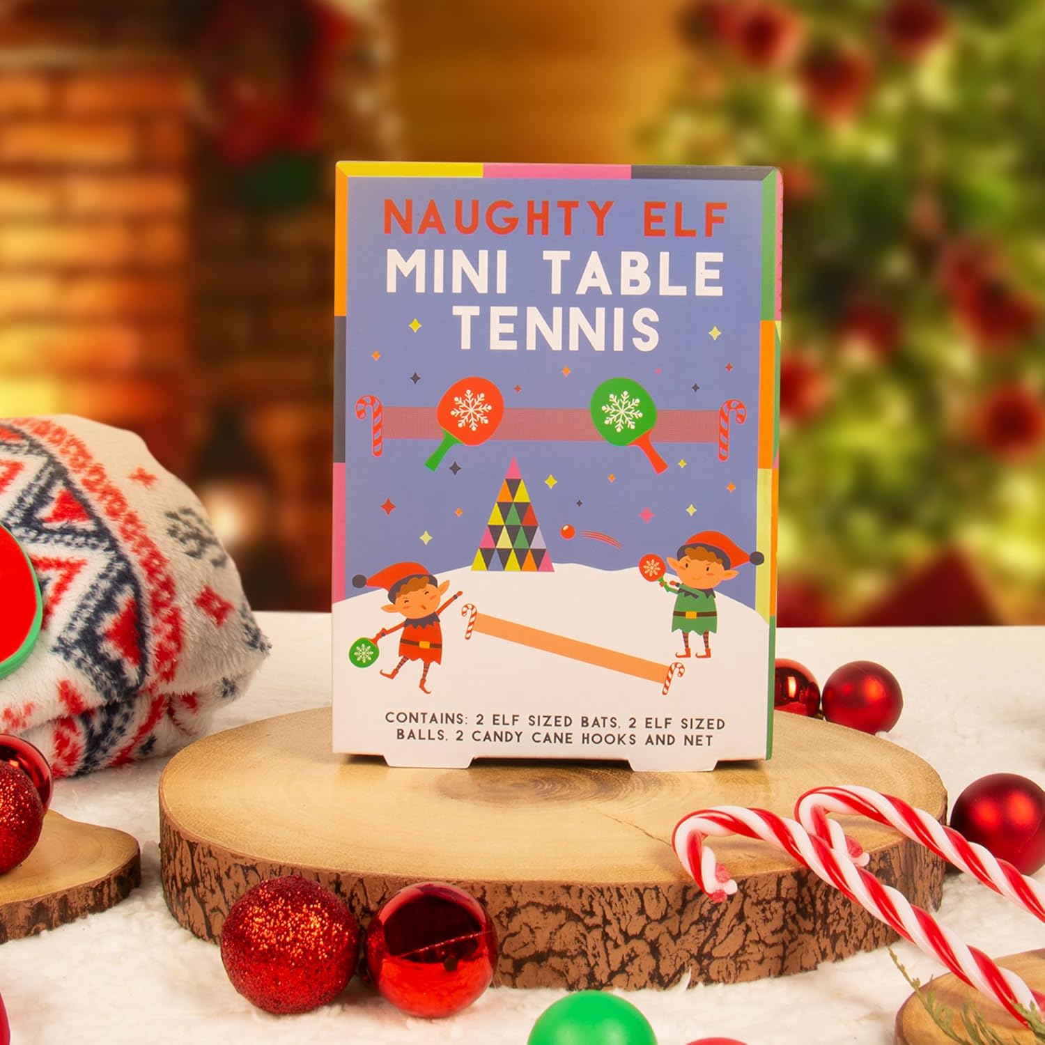 Christmas Naughty Elf Tafeltennis Spel. Miniatuur Elf-Sized Tafeltennis Nieuwigheid Kerstspel. Inclusief Feestelijke Vleermuizen, Gekleurde Ballen, Snoep Riet Haken & Net.