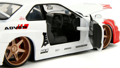 Jada -Coche Nissan Skyline GT-R 2022 con Figura del carismático Personaje de Street Fighter II, Ryu de 7cm para Fans y niños Mayores de 8 años. Escala 1:24 (253255071