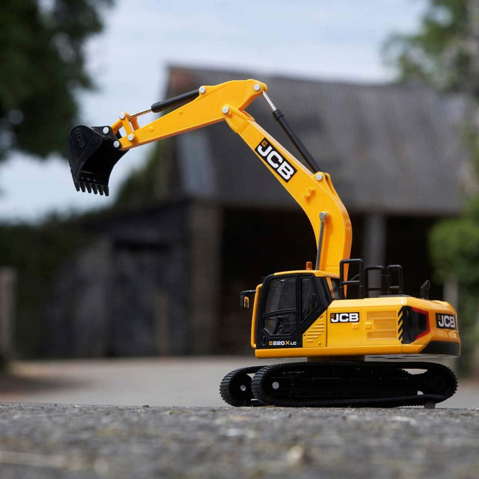 Britains JCB Farm Tomy Toys - Excavator - 1:32 220X - Collectable Tractor Toy - 1:32 Scale Farm Toys - Suitable For Collectors And Kids - 3 Year Plus, 43211