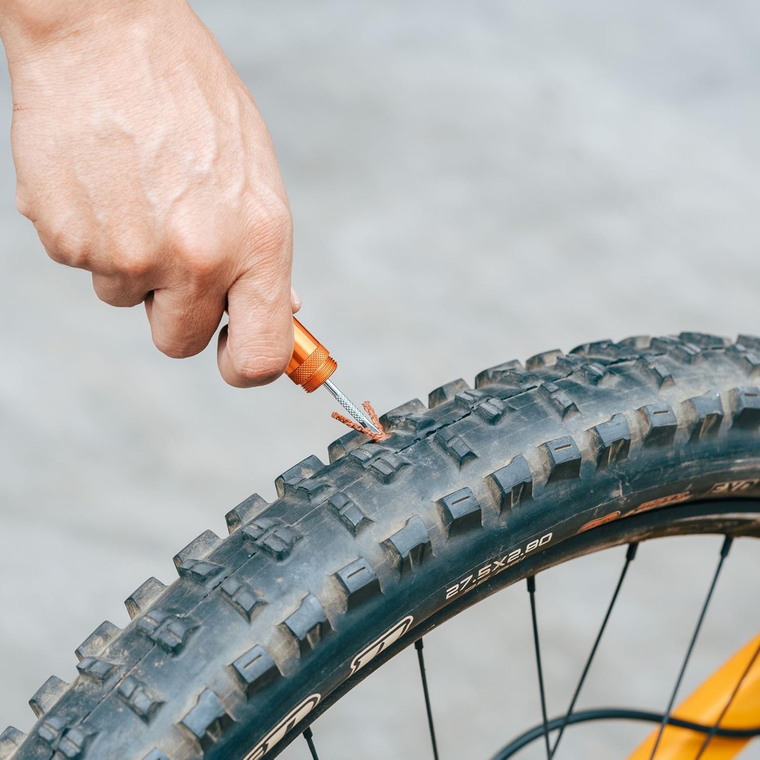 Granite Suture Reifenreparaturset, Kompaktes Tubeless-Pannenset mit 2 Größen Reifenplugs, Repariert MTB- und Rennradreifen (Orange
