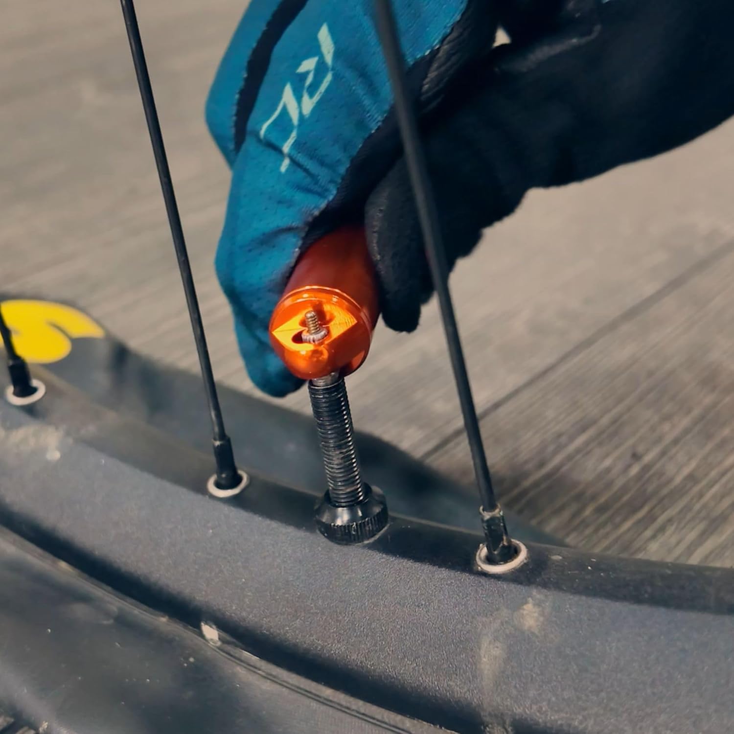 Granite Suture Reifenreparaturset, Kompaktes Tubeless-Pannenset mit 2 Größen Reifenplugs, Repariert MTB- und Rennradreifen (Orange