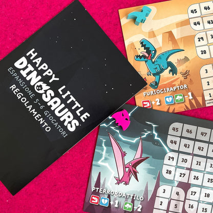 Asmodee - Happy Little Dinosaurs, Gioco da Tavolo, 2-4 Giocatori, 8+ Anni, Edizione In Italiano & Happy Little Dinosaurs: Espansione 5-6 Giocatori - Espansione Gioco da Tavolo, 2-6 Giocatori, 8+ Anni
