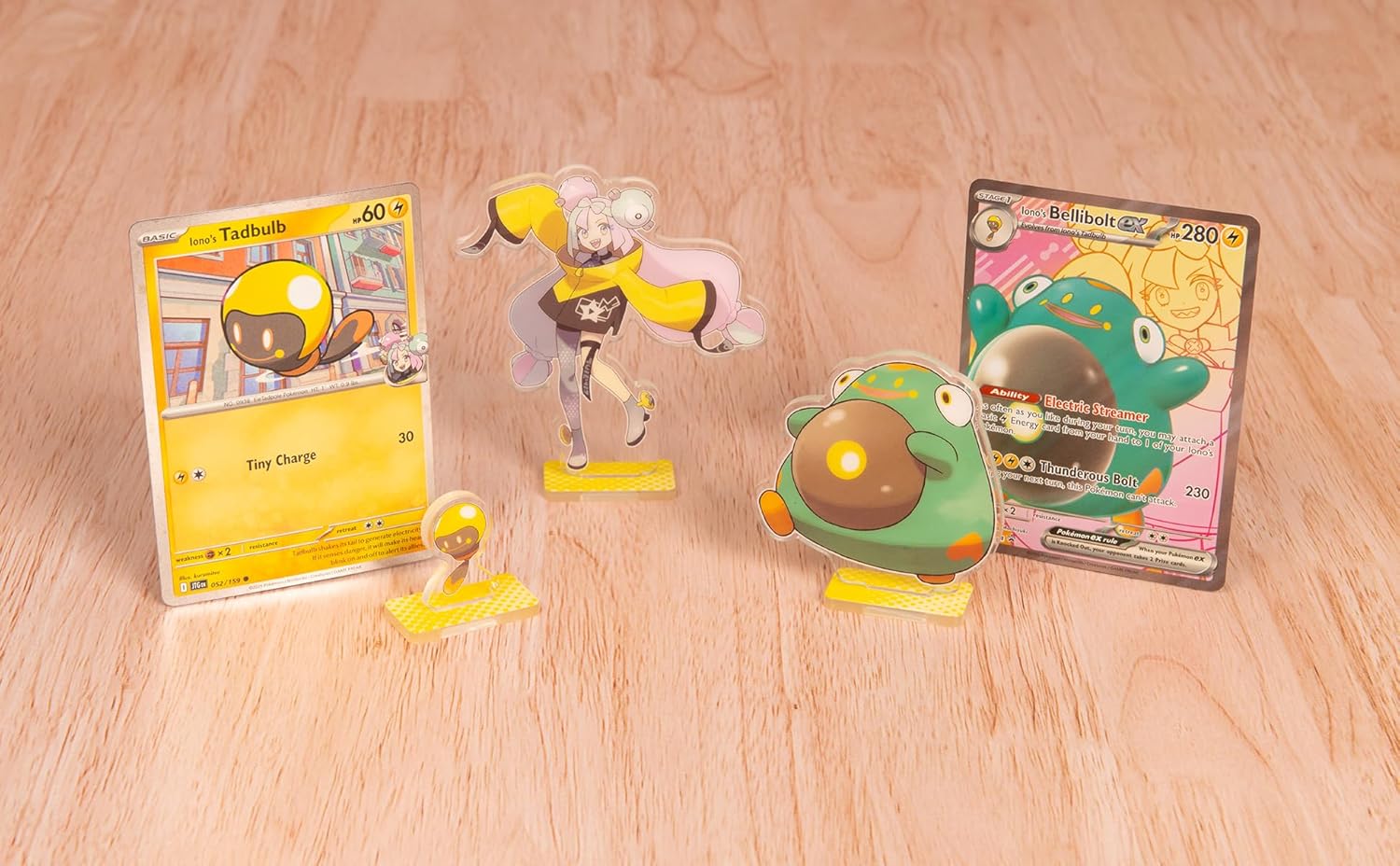 Pokémon TCG: Iono's Bellibolt ex Premium Collection (1 Fullart Foil-Promo-Karte, 6 Boosterpacks & Acrylständer