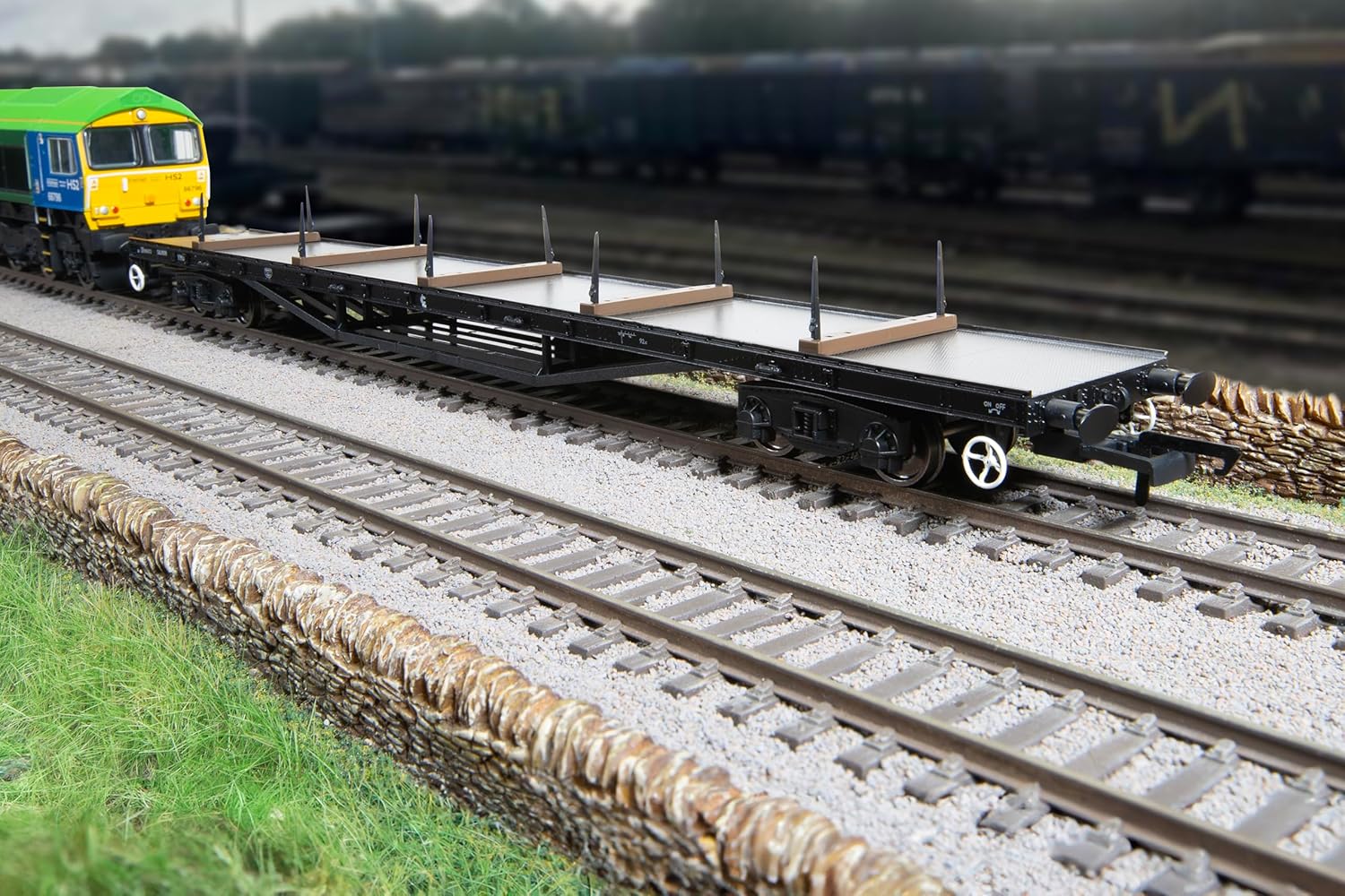 Hornby R60205 BR YMO Salmon Bogie Bolster Wagon - Era 7 Freight Wagons Wagons & Wagon Packs