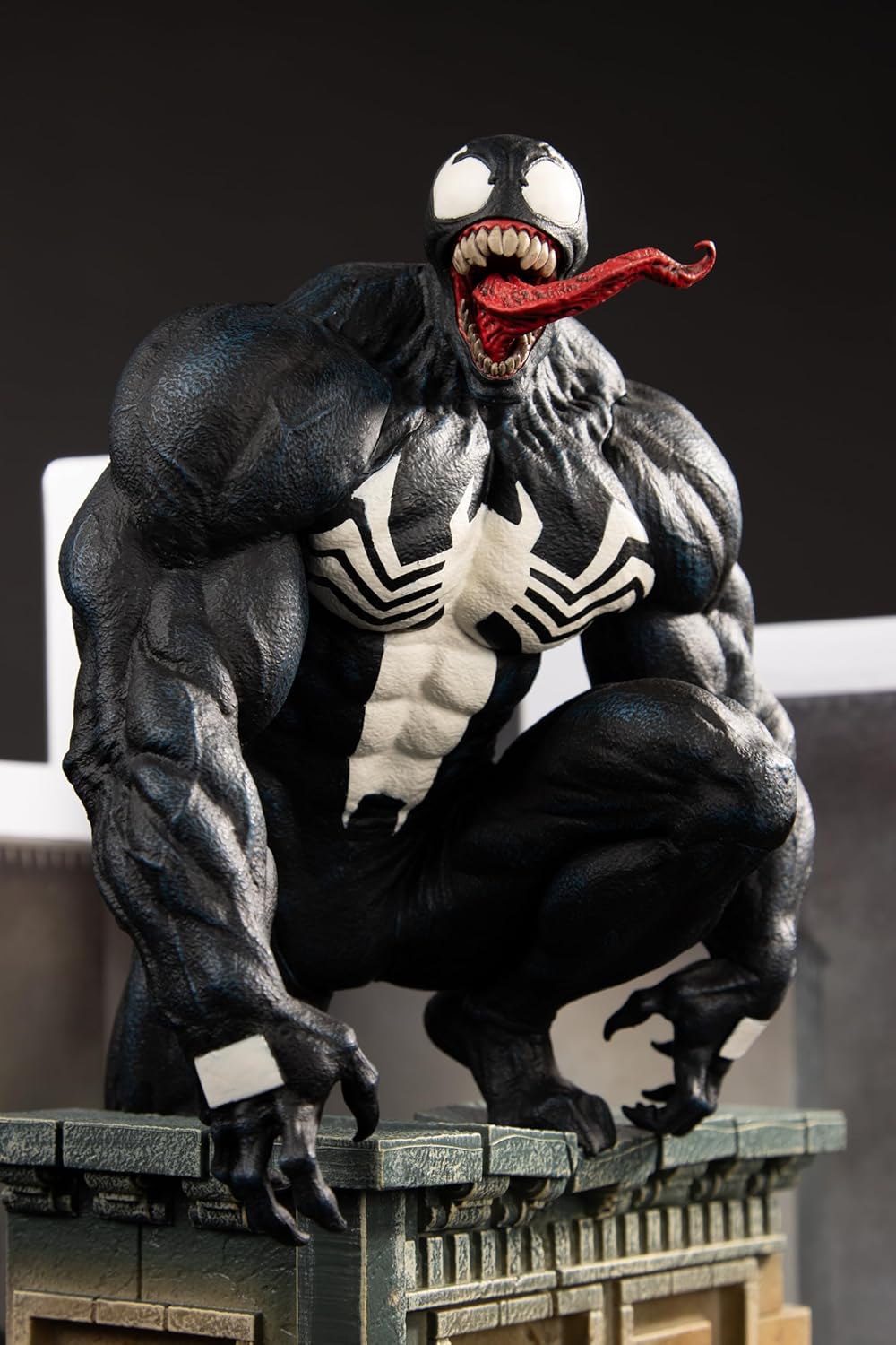 McFarlane Toys - Marvel Venom - Coleccionable a escala 1:6 con escena y cómic (Venom #5