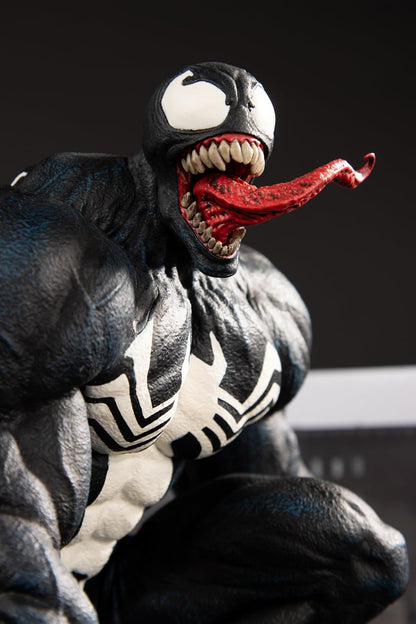 McFarlane Toys - Marvel Venom - Coleccionable a escala 1:6 con escena y cómic (Venom #5