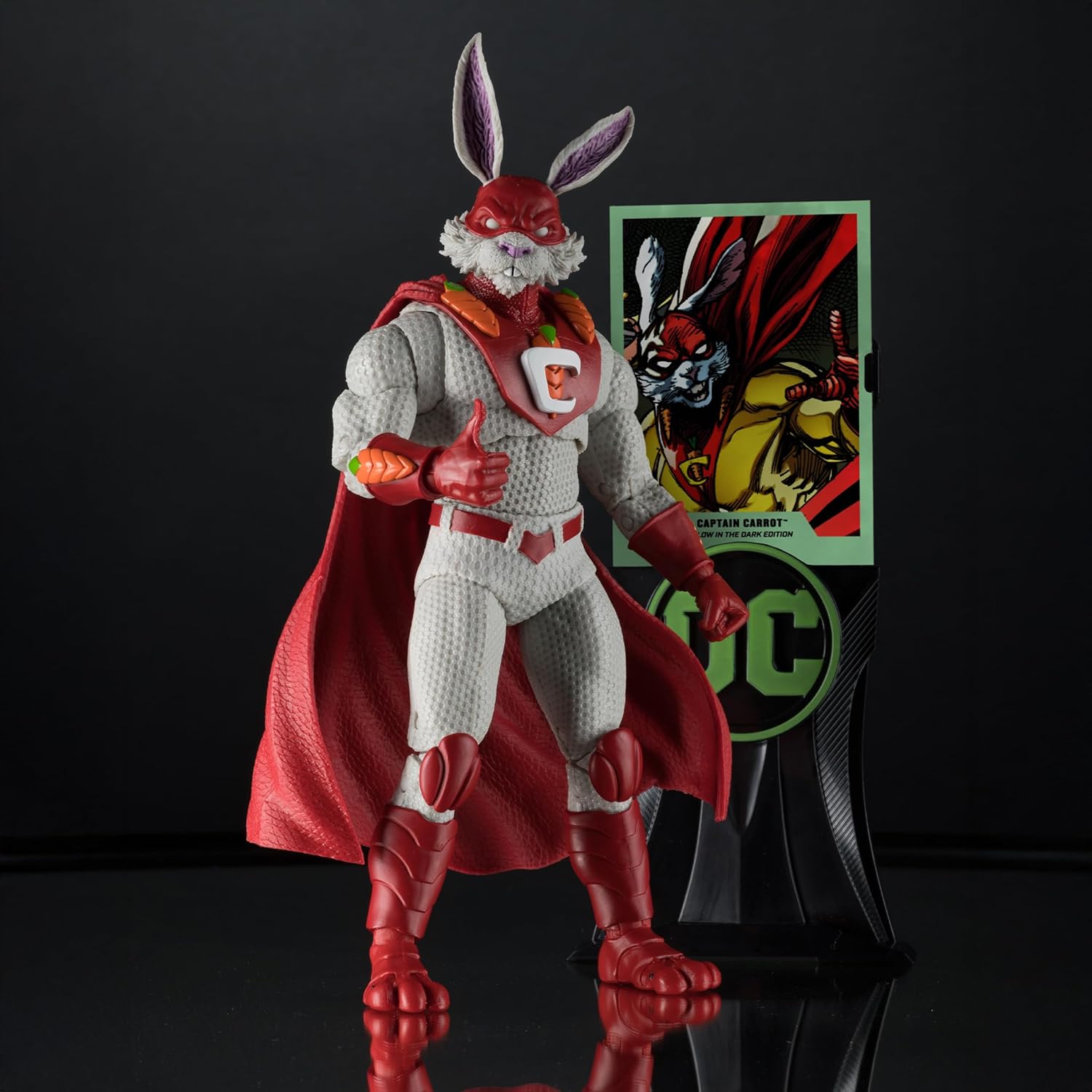 McFarlane DC Multiverse 7IN - Captain Zanahoria (GITD) (Etiqueta Dorada