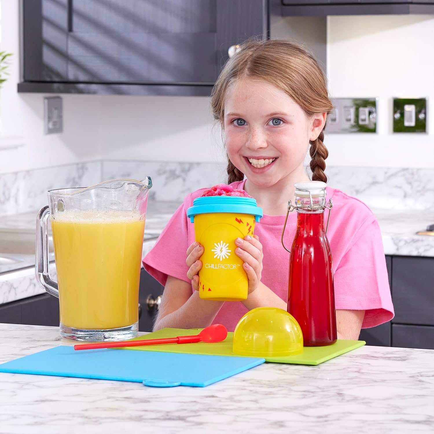 ChillFactor Colour Shock slushy maker Super Sunburst- Herbruikbare slushy maker cup, zelfgemaakte slushies. Knijp beker slushy maker Keuken speelgoed, Oranje