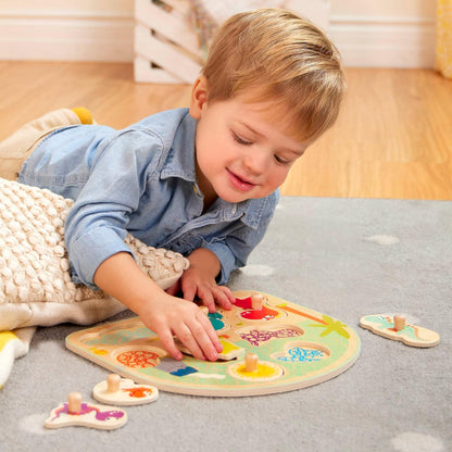 B. Toys BX1818GZ B.Toys Stomping steekpuzzel Dinos van hout, kleurrijk, 8 puzzelstukjes, 26 x 2,3 x 23,5 cm, geschikt voor kinderen vanaf 18 maanden - 45578, meerkleurig