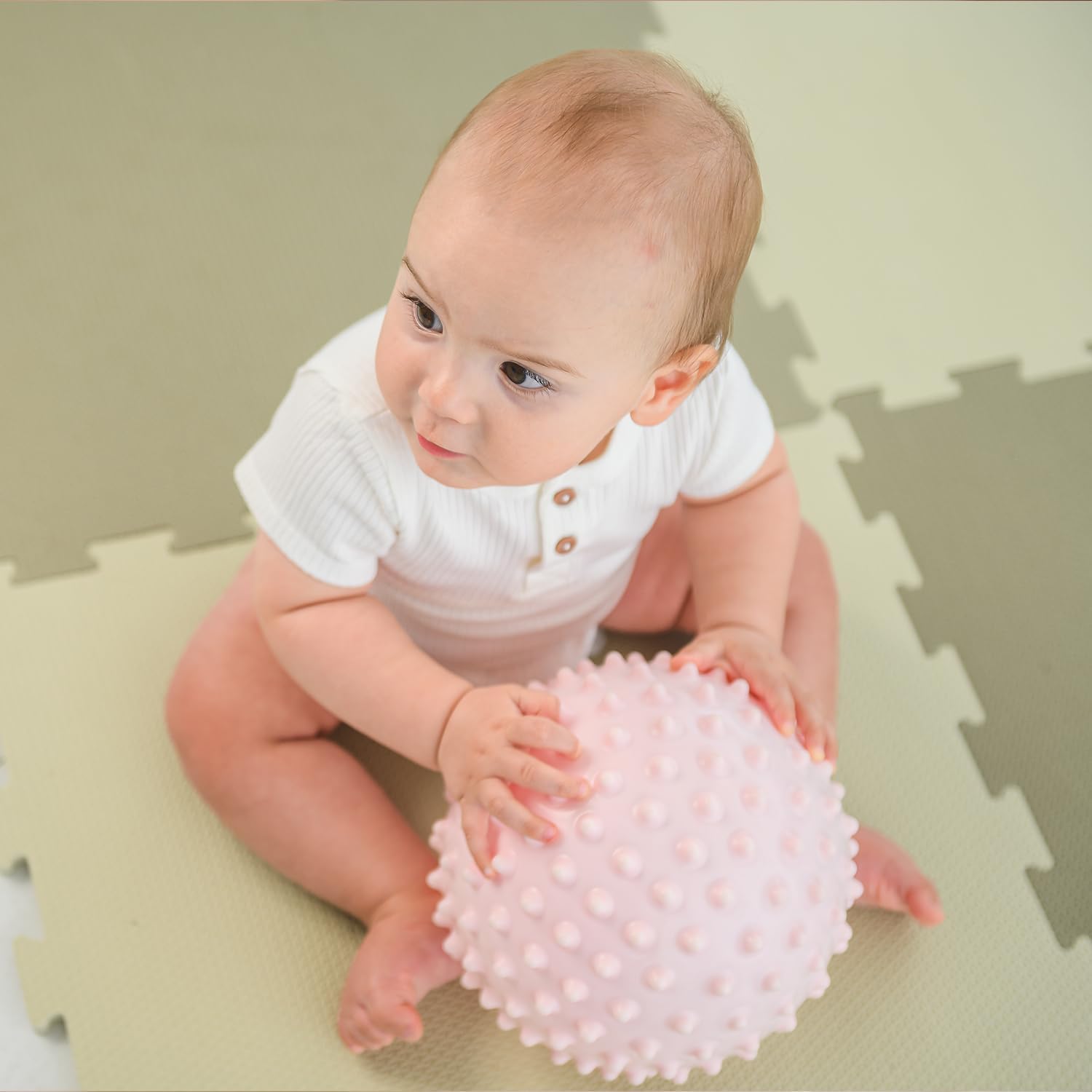 Edushape Originele sensorische bal - 17,8 cm babybal voor de ontwikkeling van grove motorische vaardigheden bij kinderen vanaf 6 maanden - levendig, kleurrijk en uniek