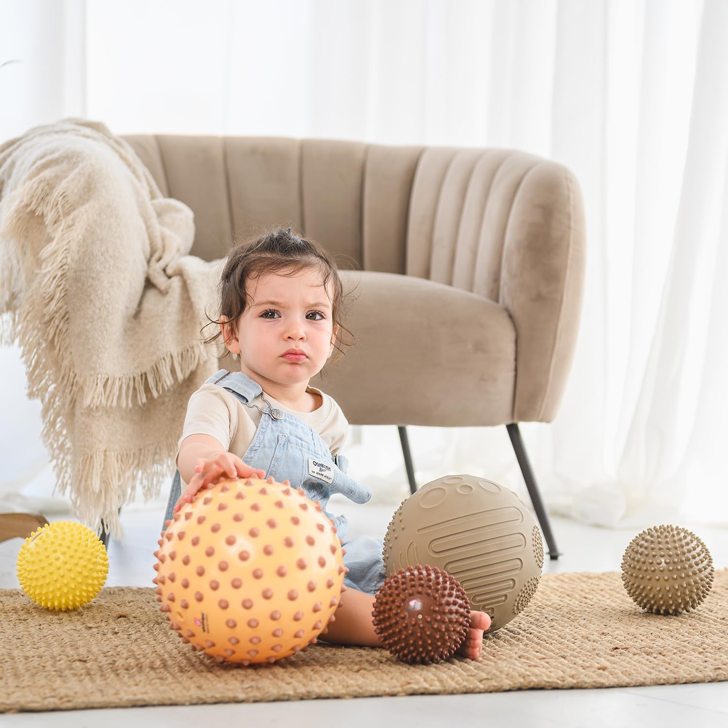 Edushape La balle sensorielle originale pour bébé – Balle de 17,8 cm qui aide à améliorer la motricité globale des enfants âgés de 6 mois et plus – Balle vibrante, colorée et unique pour tout-petits