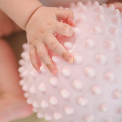 Edushape Originele sensorische bal - 17,8 cm babybal voor de ontwikkeling van grove motorische vaardigheden bij kinderen vanaf 6 maanden - levendig, kleurrijk en uniek