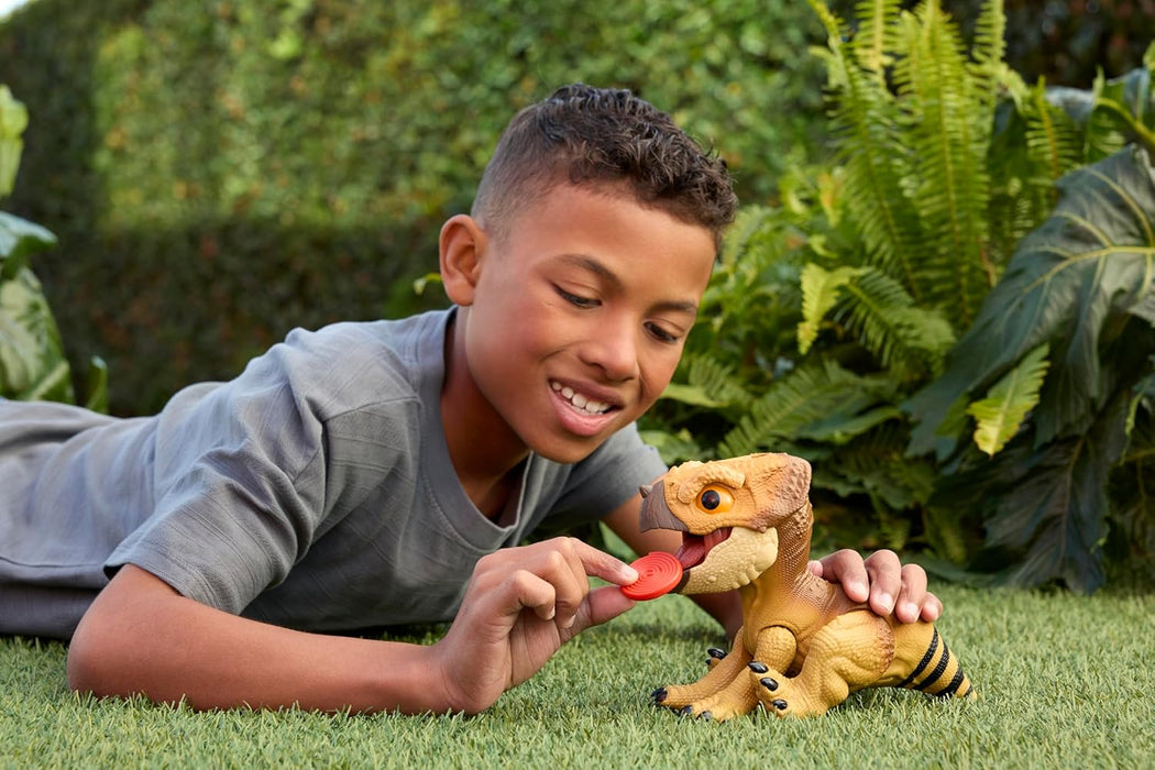 Mattel Jurassic World: El Renacer, Aquilops Dolores Protector Primal, dinosaurio interactivo con acción de ataque y sonidos, mascota electrónica con accesorio de comida, JGC01