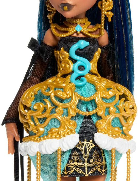 Monster High Poupée Cleo De Nile Monstrueux Anniversaire en robe de soirée dorée avec des accessoires thématiques tels qu’une invitation, un ballon, un cadeau, un rouge à lèvres et bien d’autres,JBG76
