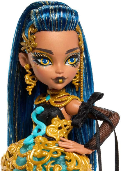 Monster High - Cleo De Nile Scary Sweet Birthday, bambola con abito da party dorato e accessori a tema, rossetto, palloncino, regalo e invito inclusi, giocattolo per bambini, 4+ anni, JBG76
