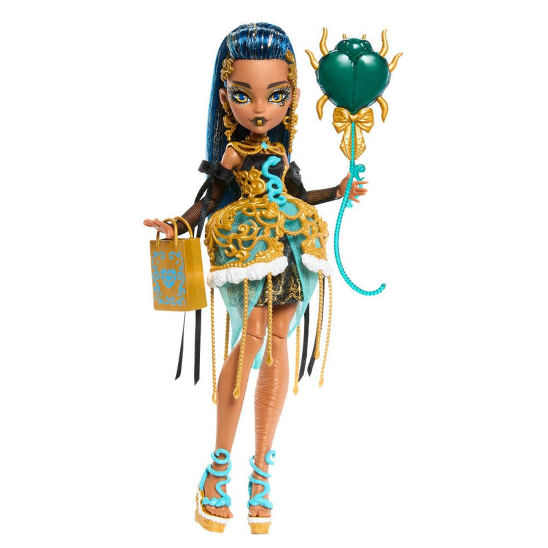 Monster High - Cleo De Nile Scary Sweet Birthday, bambola con abito da party dorato e accessori a tema, rossetto, palloncino, regalo e invito inclusi, giocattolo per bambini, 4+ anni, JBG76