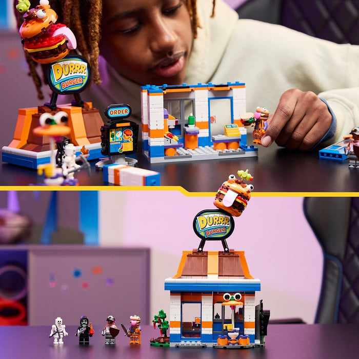 LEGO Fortnite Ristorante di Durrr Burger - Gioco Creativo con le Minifigure di Bombarola da Spiaggia, Manzo-boss e Makaber - Regalo per Gamer, Bambini e Bambine da 10 Anni in su da Collezione - 77076
