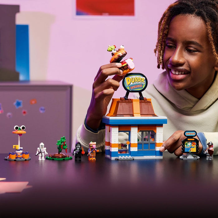 LEGO Fortnite Ristorante di Durrr Burger - Gioco Creativo con le Minifigure di Bombarola da Spiaggia, Manzo-boss e Makaber - Regalo per Gamer, Bambini e Bambine da 10 Anni in su da Collezione - 77076