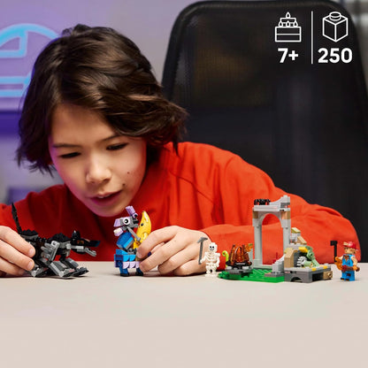 LEGO Fortnite Campo di Bananita e Starter Giocattolo - Include le Figure del Lupo e del Lama delle Scorte, 3 Minifigure e un Falò - Regalo per Gamer, Bambini, Bambine e Fan da 7 Anni - 77075