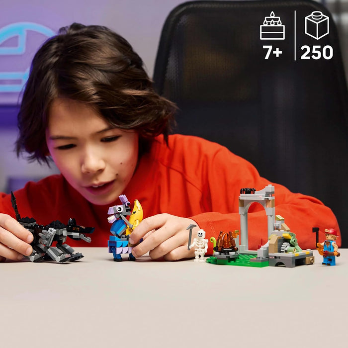 LEGO Fortnite Campo di Bananita e Starter Giocattolo - Include le Figure del Lupo e del Lama delle Scorte, 3 Minifigure e un Falò - Regalo per Gamer, Bambini, Bambine e Fan da 7 Anni - 77075