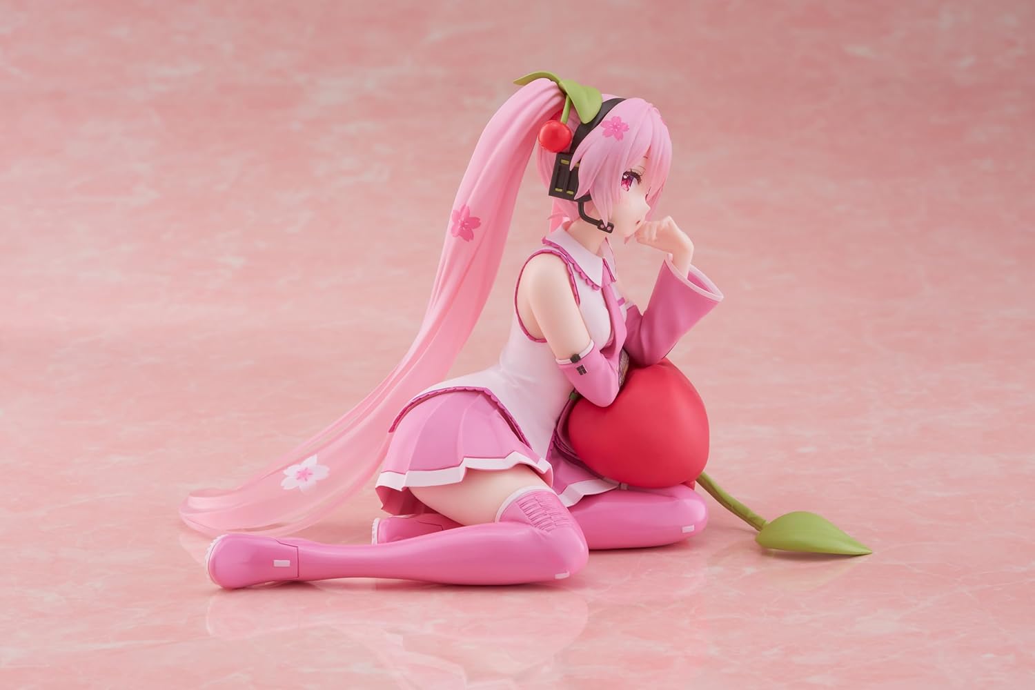 Taito-Sakura Miku Desktop Cute Figure (Cherry Cushion Ver.
