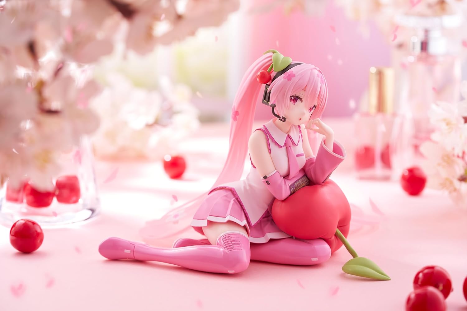 Taito-Sakura Miku Desktop Cute Figure (Cherry Cushion Ver.