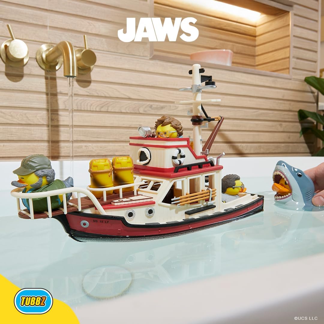 TUBBZ Jaws Floating Orca Boat Model Collectible Bundle Bath Playset – Comprend Bruce le requin et Mini Quint, Hooper et Brody Duck Figurines