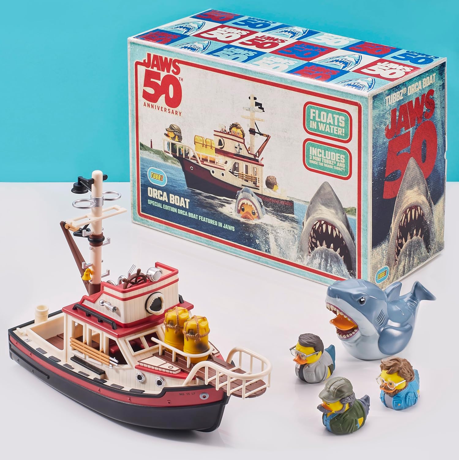 TUBBZ Jaws Floating Orca Boat Model Collectible Bundle Bath Playset – Comprend Bruce le requin et Mini Quint, Hooper et Brody Duck Figurines