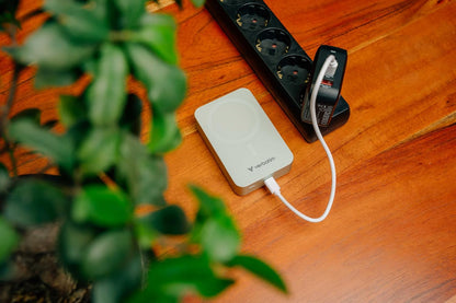 Verbatim Charge 'n' Go Essentials Power Bank MagSafe 20000mAh 15W Magnetic PD 20W Fast Charge with LED Indicator for iPhone 16/15/14/13/12 Pro/Pro Max, Includes USB-C to USB-C Cable, Green