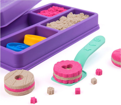 Kinetic Sand, koektrommelset met 227 g speelzand (2 kleuren), 1 stuk gereedschap en 2 vormen, herbruikbare verpakking, knutselen, sensorisch speelgoed