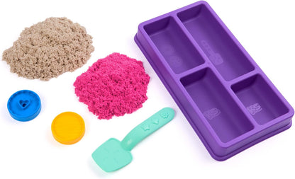 Kinetic Sand, koektrommelset met 227 g speelzand (2 kleuren), 1 stuk gereedschap en 2 vormen, herbruikbare verpakking, knutselen, sensorisch speelgoed